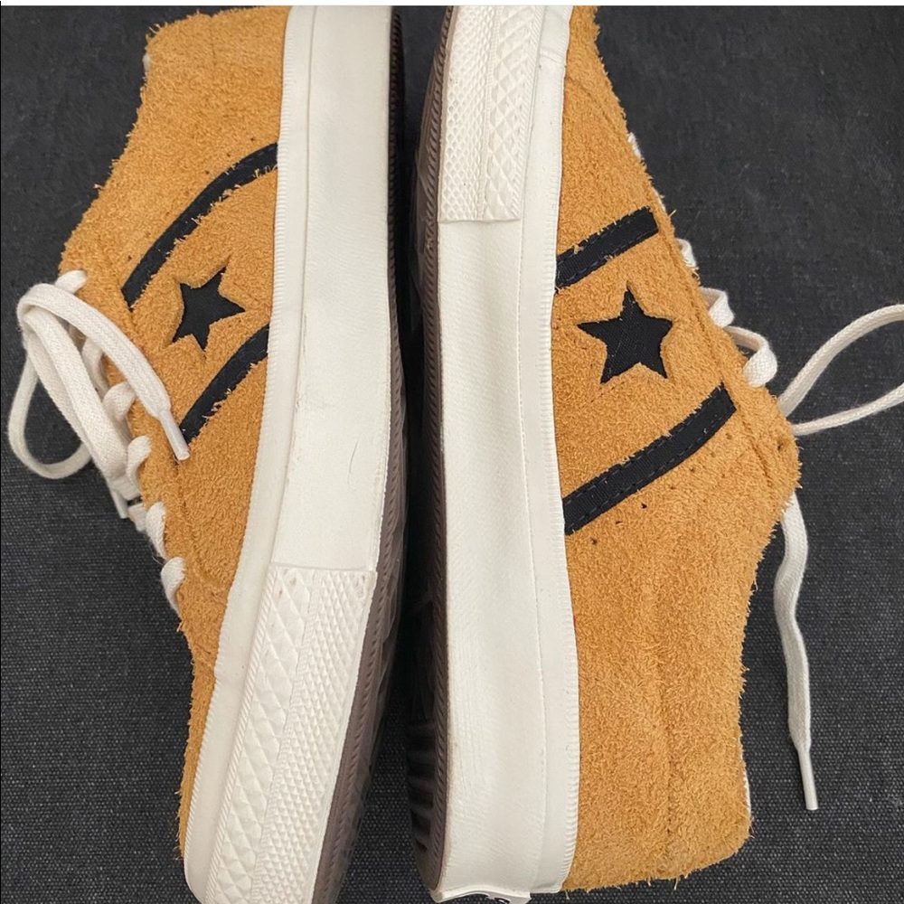 yellow and black converse ⭐️